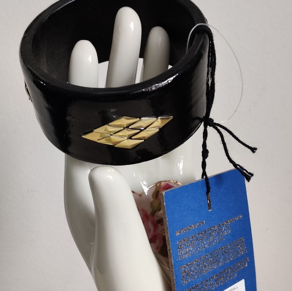 SALE 2/$29 Matt and Nat black and gold lacquer bracelet - Picture 3 of 12